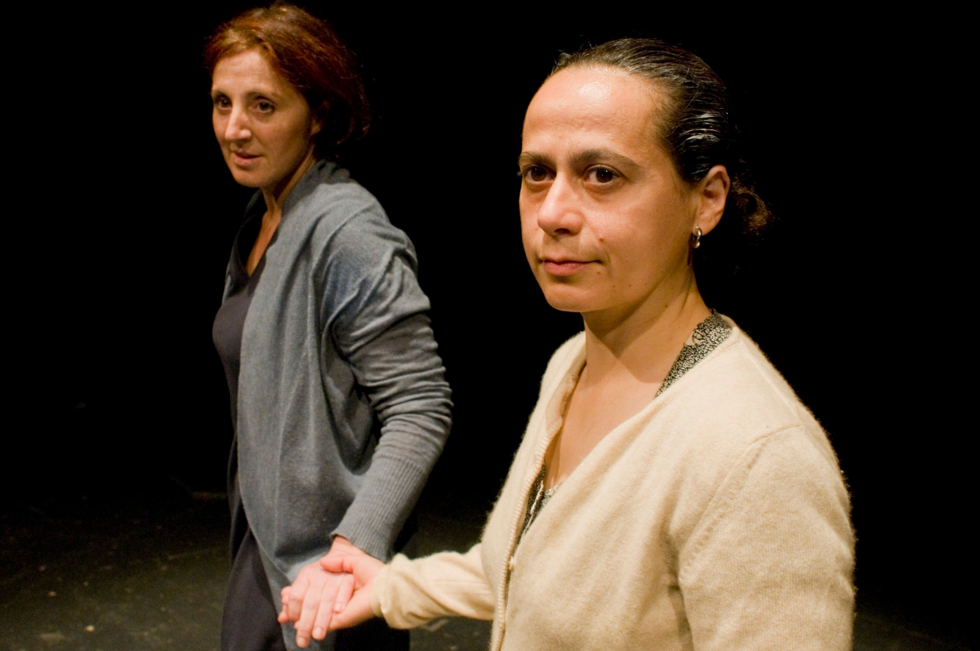 Madre e figlia in scena, una accanto all’altra — I nostri passi, 2010