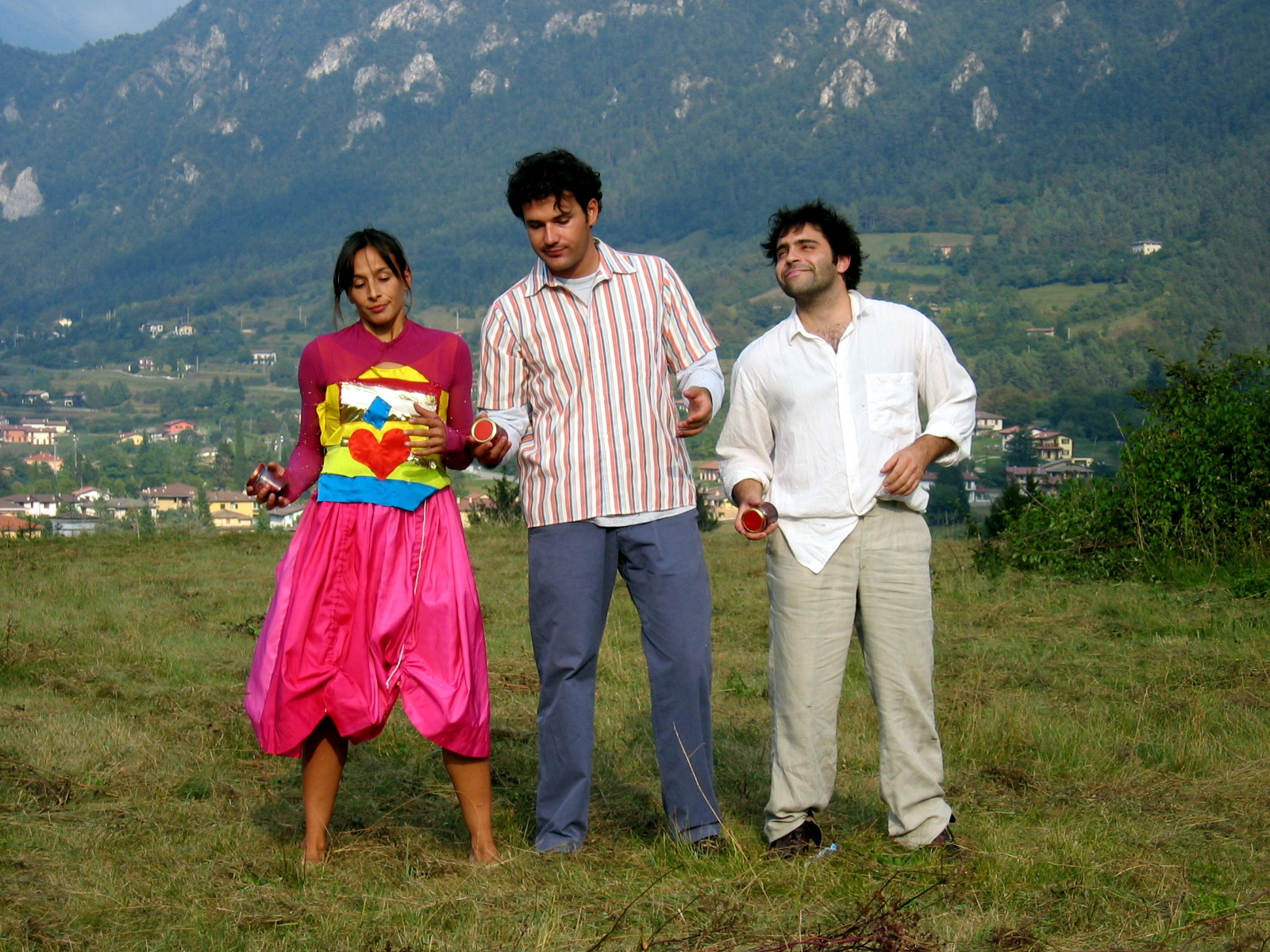 Tre interpreti in costume nella scena di frutta e verdura — Idro (BS) 2003