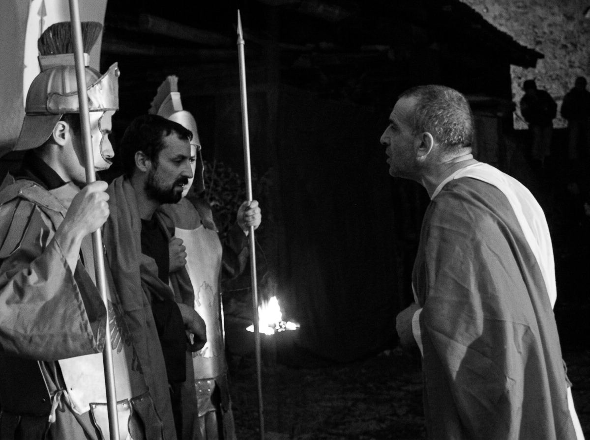 Il confronto tra Gesù e Pilato tra i soldati con le lance, in bianco e nero — fermo immagine da video, La notte, el maitì, Zone (BS) 2006